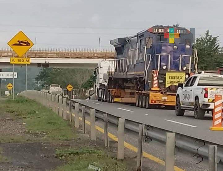 Vehículo de carga hace chocar vagón con un puente en Coatzacoalcos