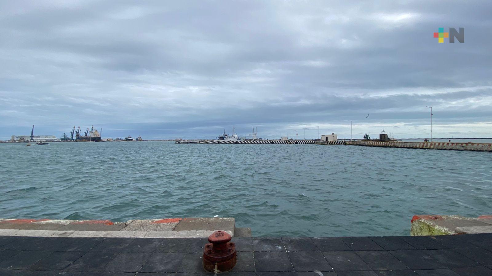 Recomiendan precauciones y evitar actividades en costa por vientos