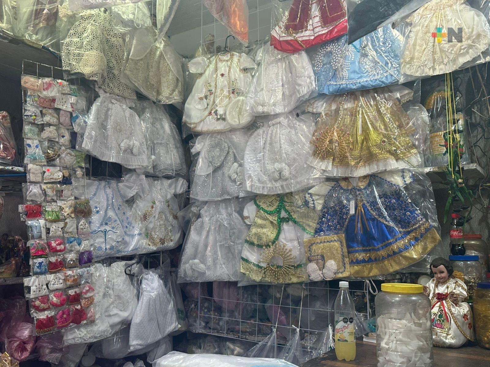 Feligreses católicos mantienen tradición de vestir al Niño Dios y hacerle peticiones