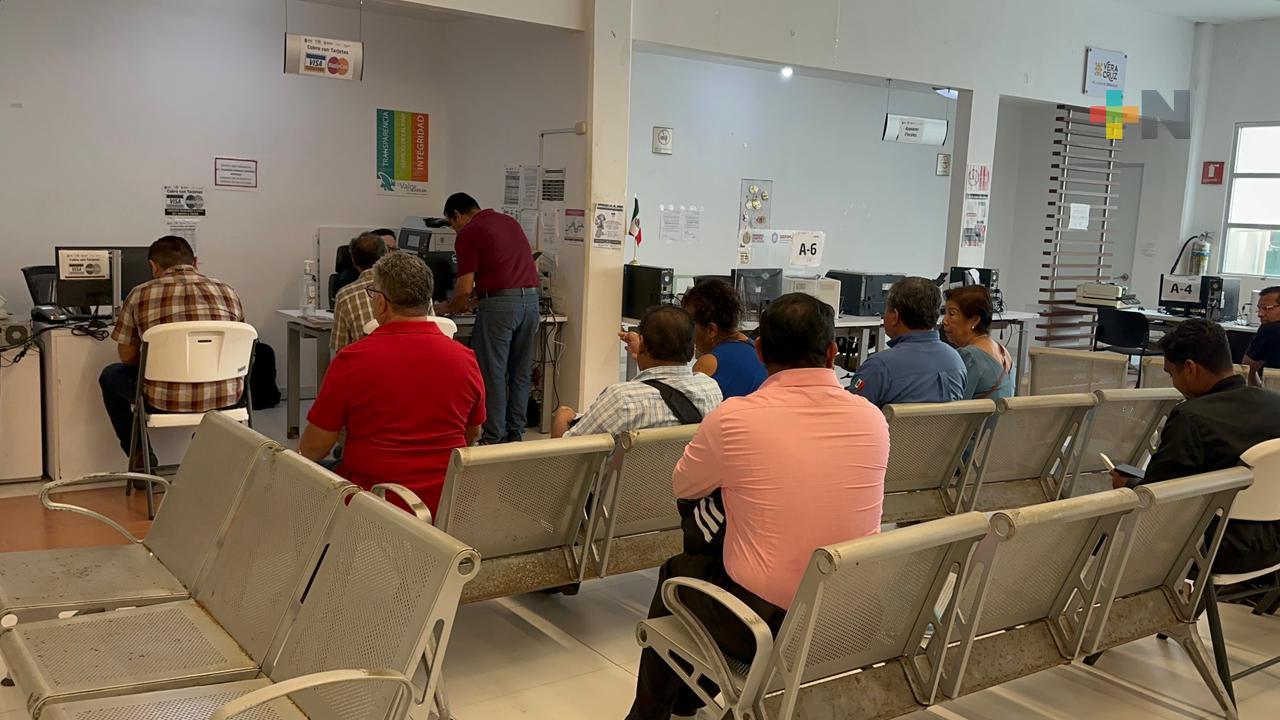 Ciudadanos realizan pago de adeudo vehicular en Coatzacoalcos