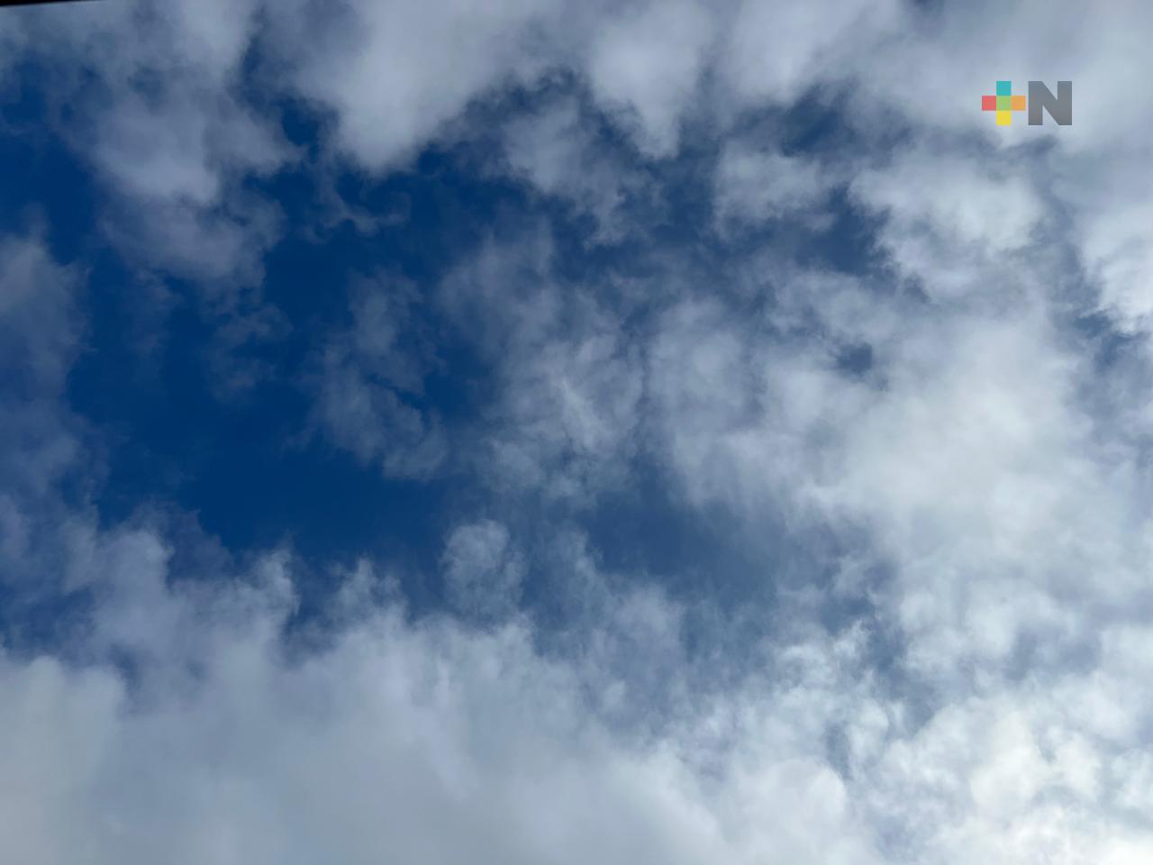 Cielo mayormente nublado con probabilidad de lluvias