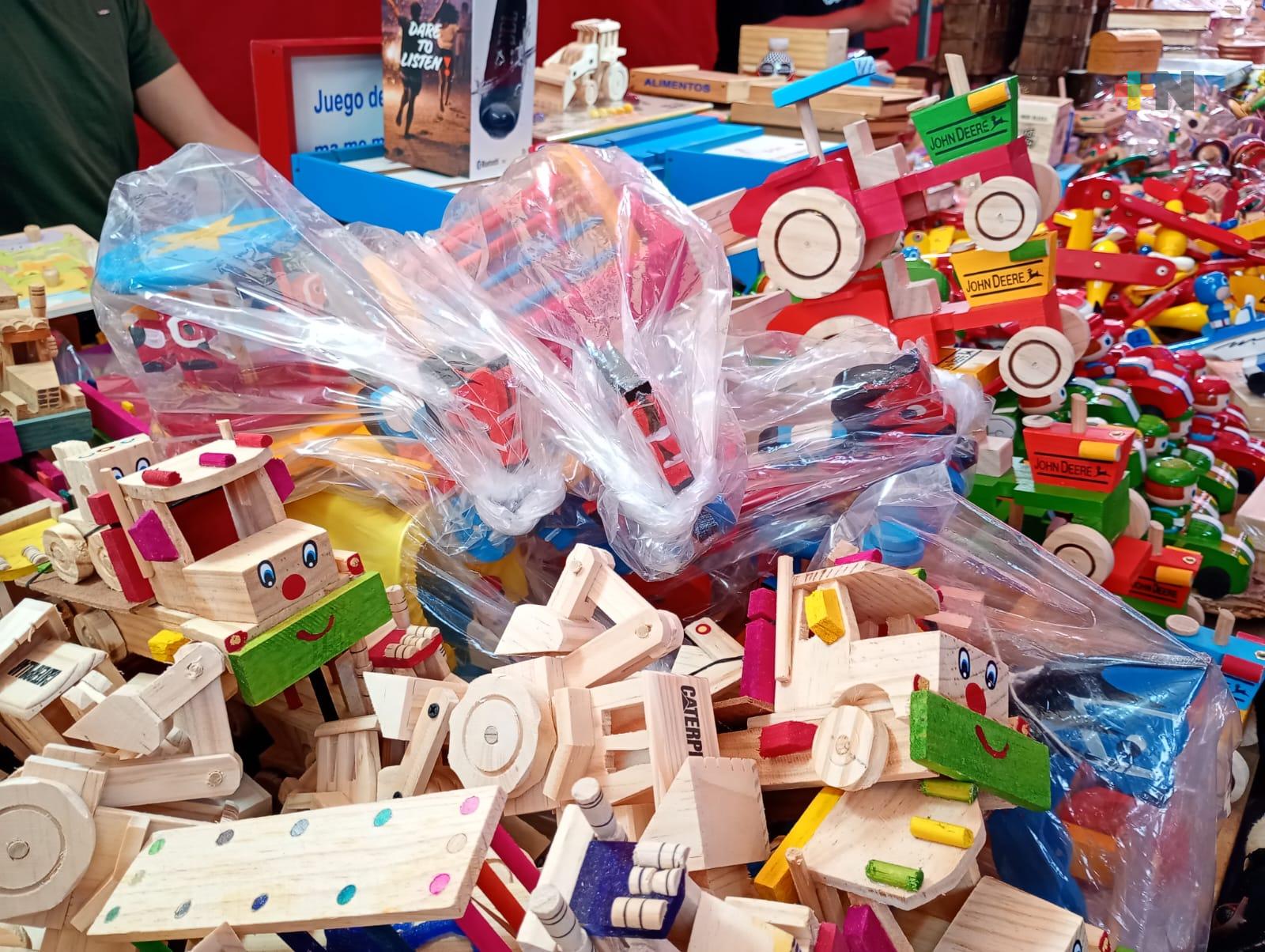 Comerciantes de juguetes se instalan en parque Reino Mágico en Veracruz