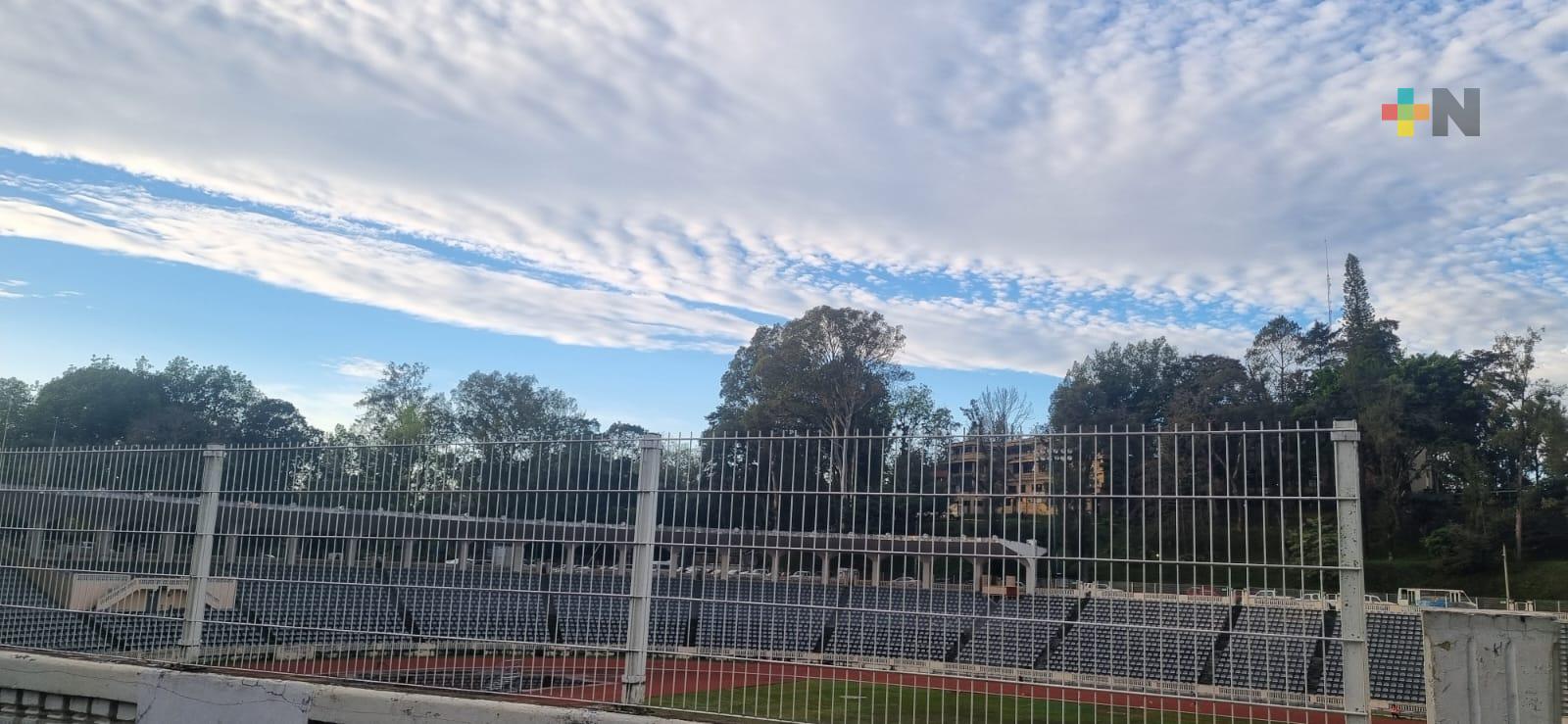 Cielo medio nublado a nublado, probabilidad de nieblas y lloviznas por la tarde noche