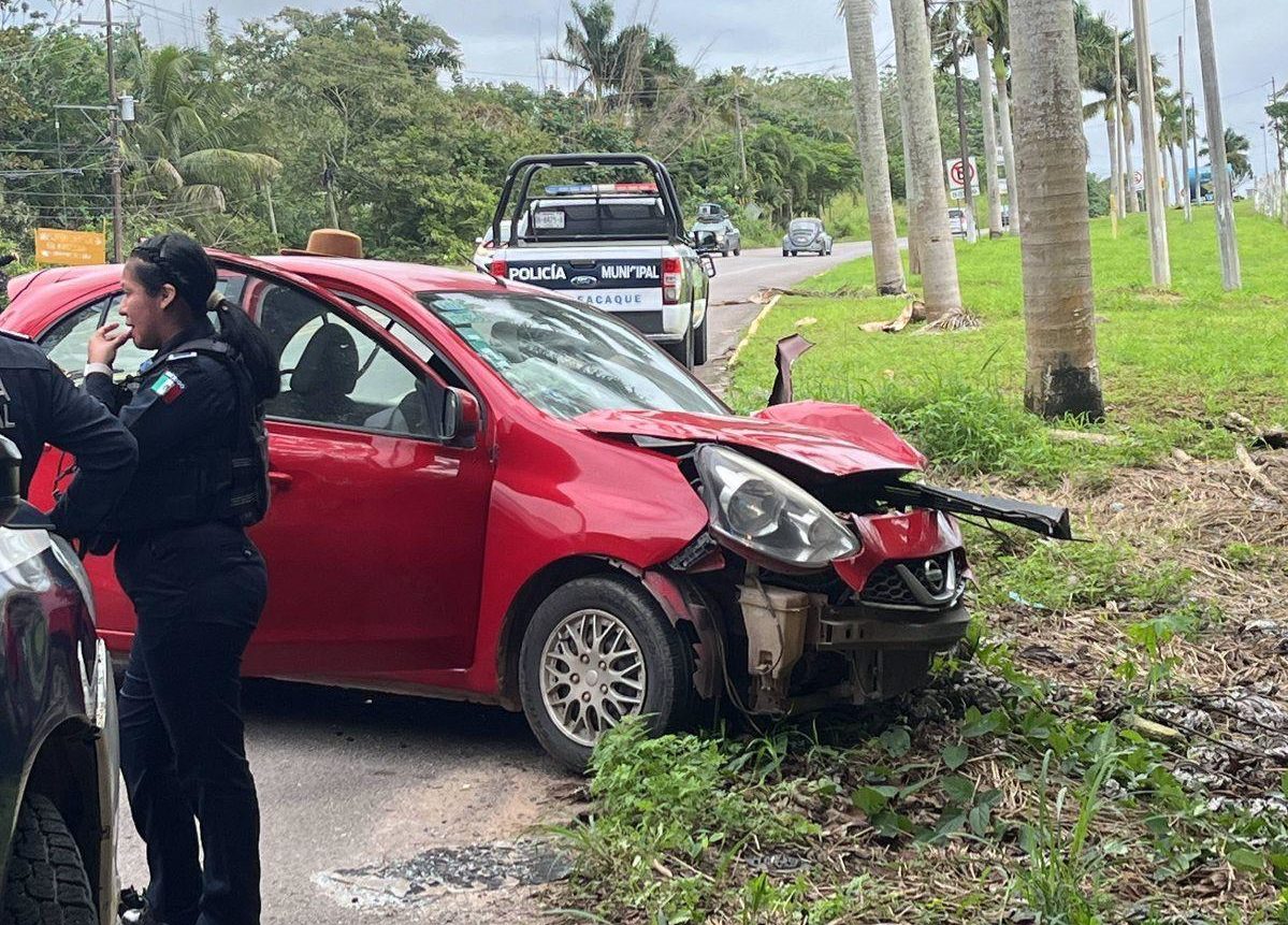 Choque entre tractocamión y particular, en carretera del Sur