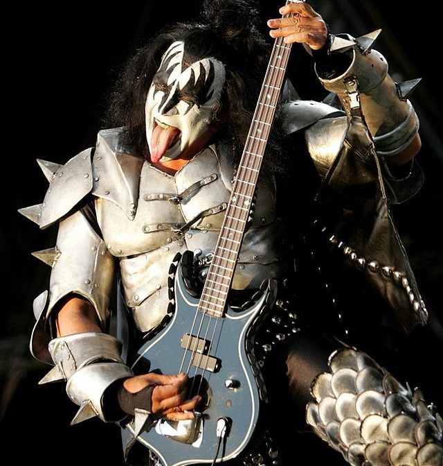 Gene Simmons, integrante de Kiss, agradece la ayuda humanitaria de México