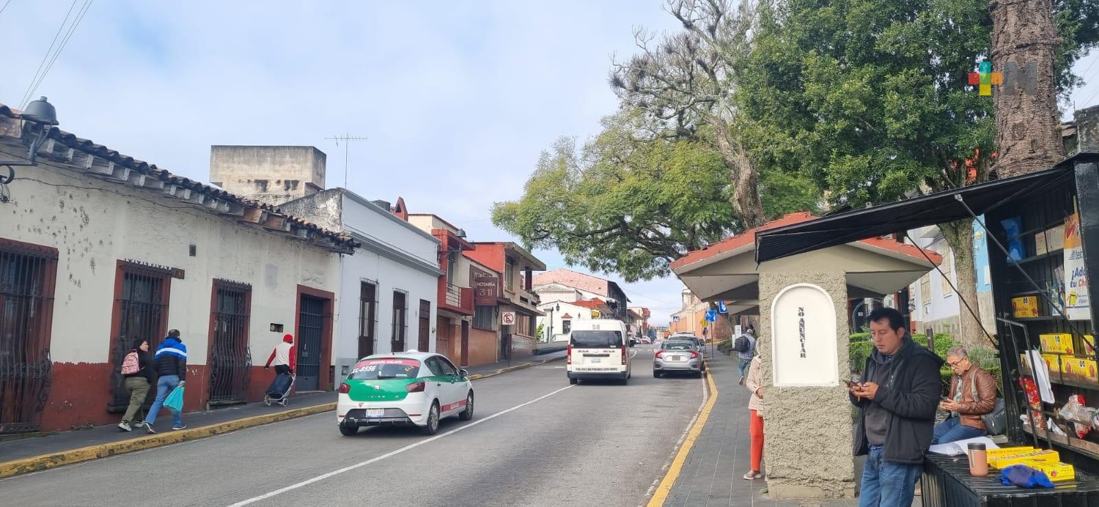 Cielo medio nublado con probabilidad de nieblas o neblinas por la noche