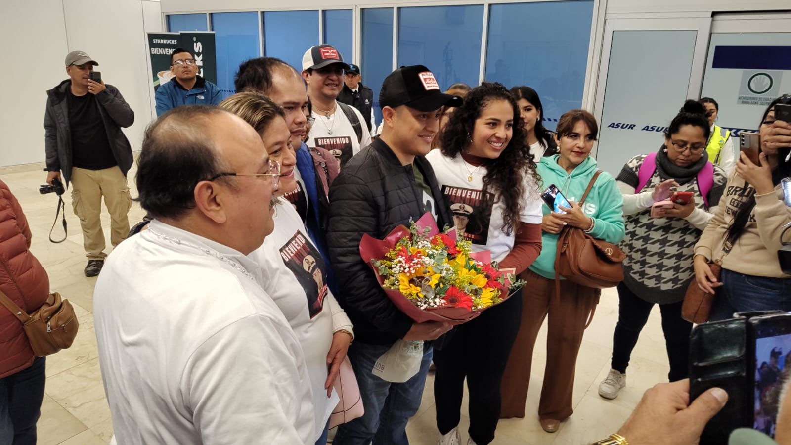 Reciben amigos y familiares a Arturo Zacarías Meza, el marino liberado