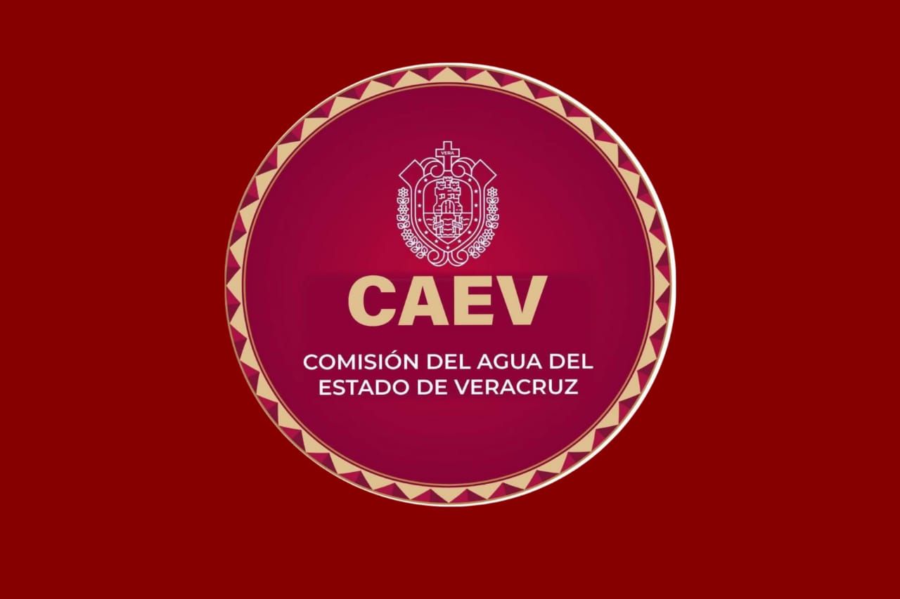 CAEV atiende fractura en línea de conducción de agua en Acayucan