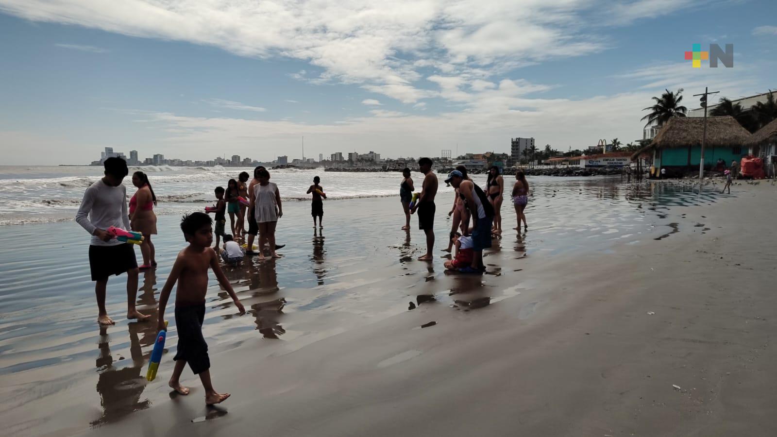 Pese al frío turistas disfrutan de las playas de Veracruz