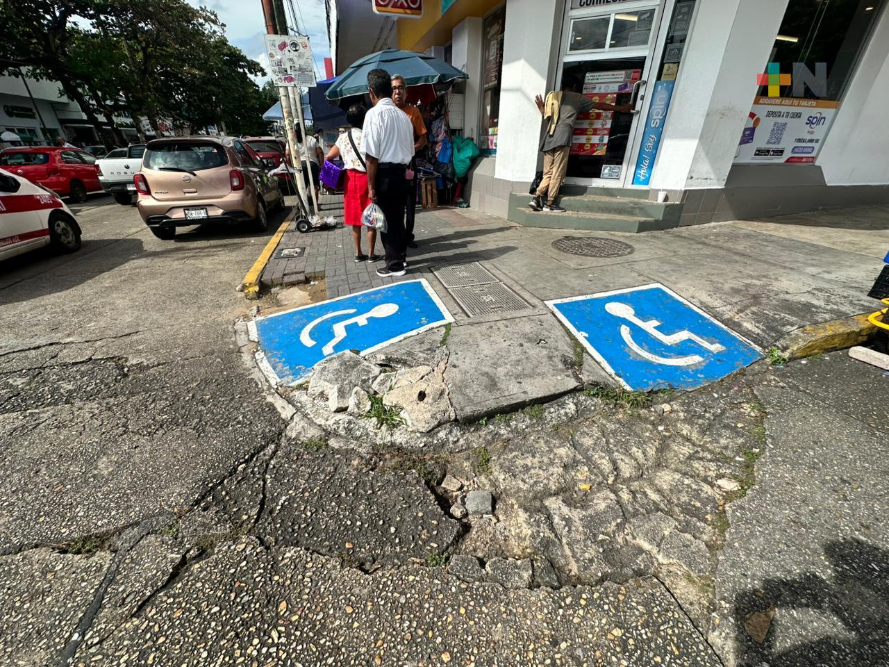 Personas con discapacidad lamentan mal estado de rampas en banquetas de Coatzacoalcos