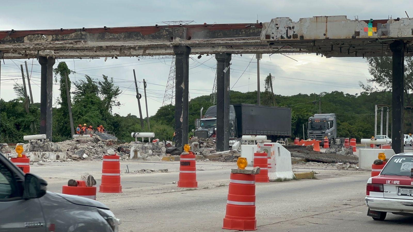 Limitan a un solo carril acceso y salida de Coatzacoalcos por demolición de caseta