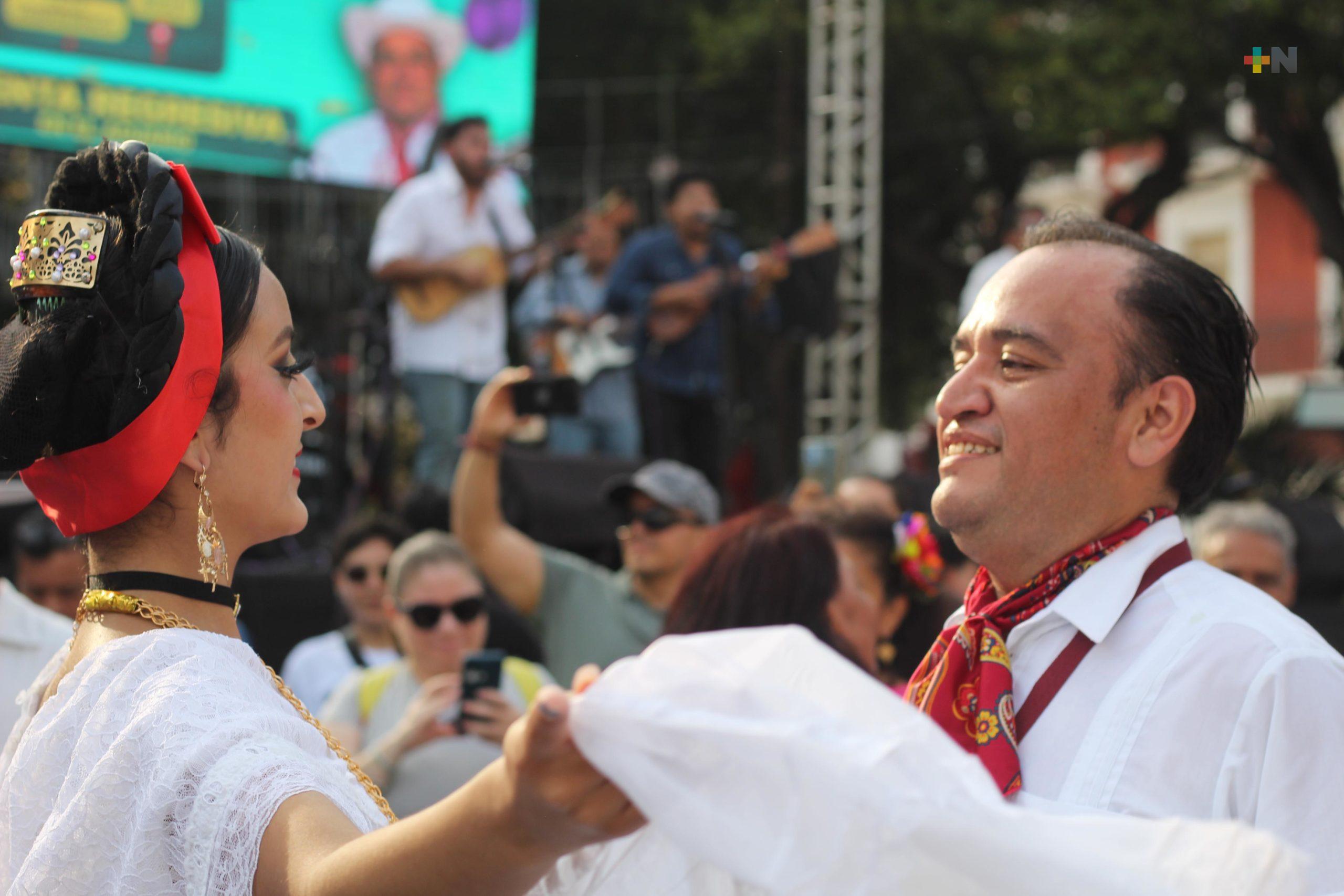 Los Cojolites llenaron de bailes y sones el zócalo del Puerto