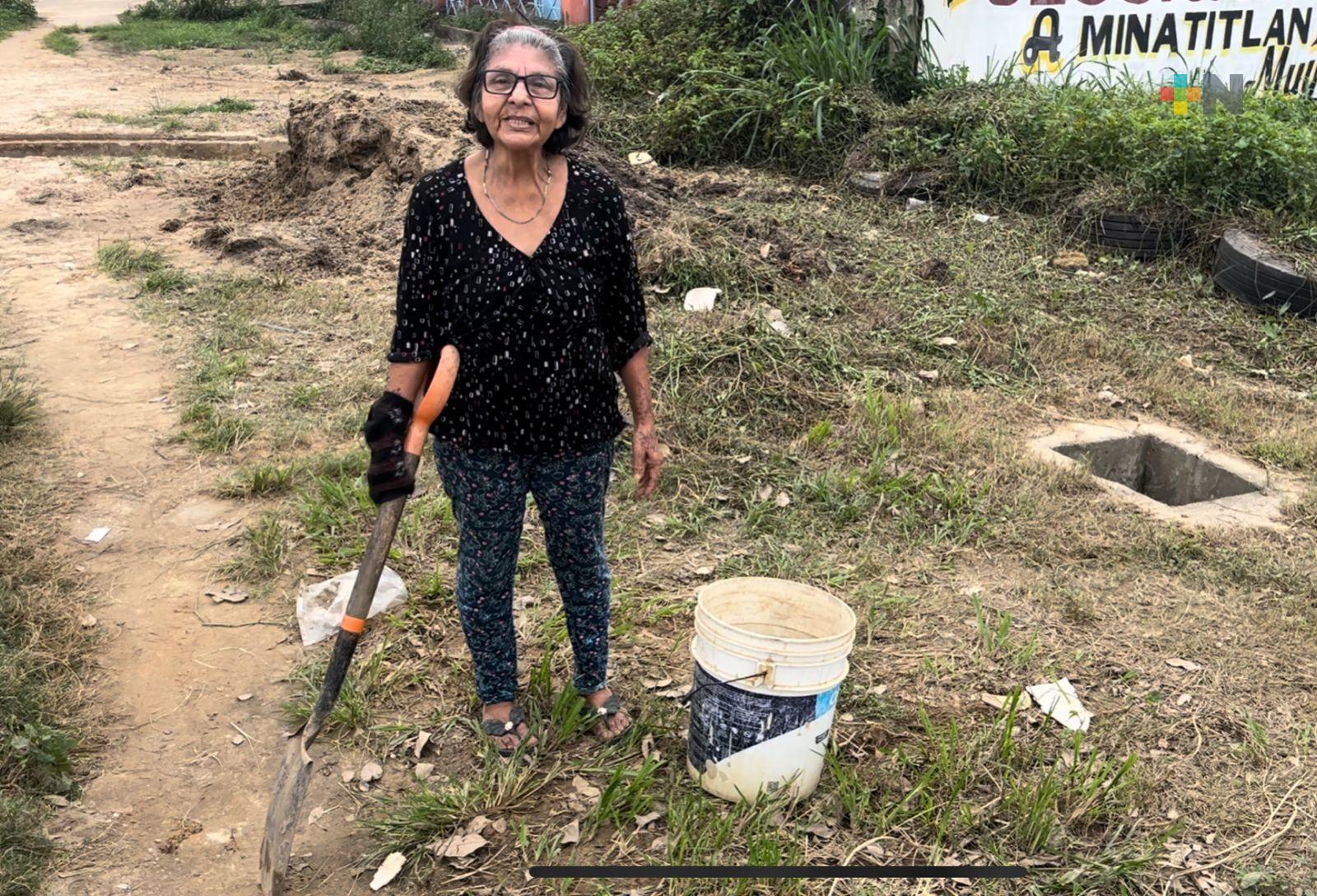 Trata de limpiar basura que vecinos lanza al arroyo Acotope de Minatitlán