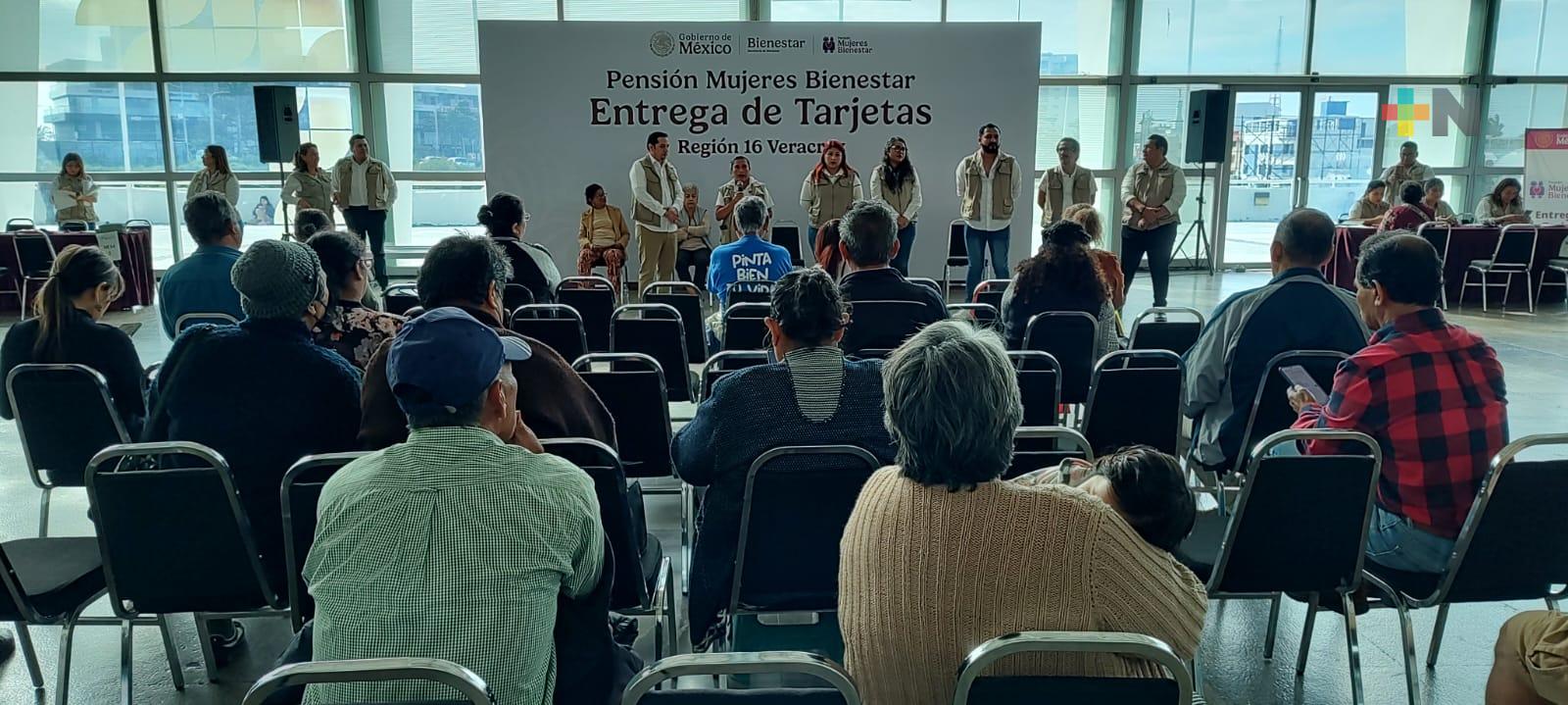 Comenzó la entrega de tarjetas «Pensión Mujeres Bienestar»