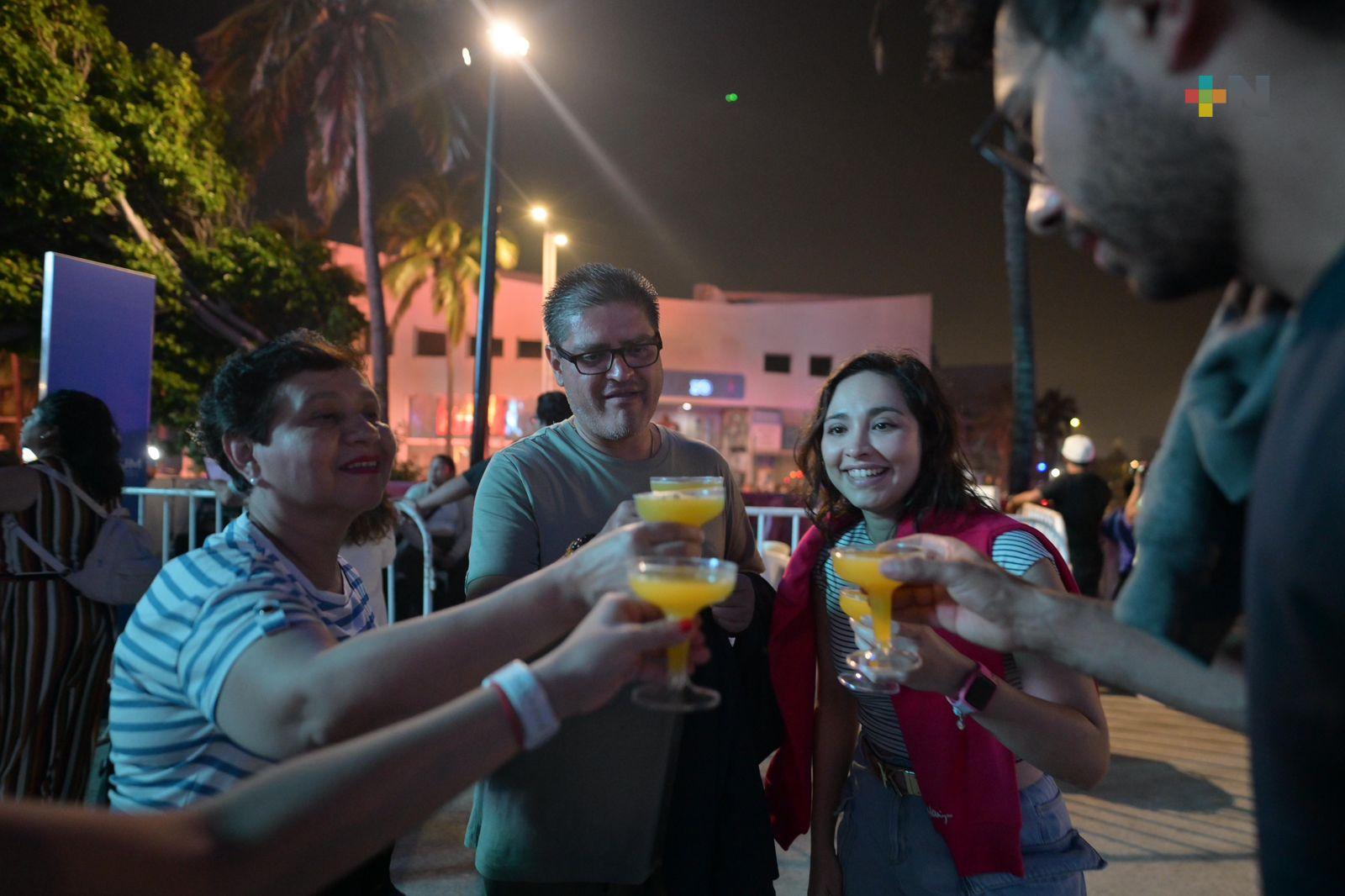 Familias se reúnen a disfrutar desfile de Año Nuevo en Villa del Mar
