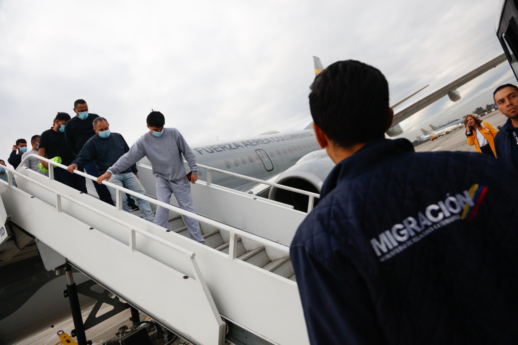 Superan tensión diplomática gobiernos de Colombia y Estados Unidos, derivada de repatriación de migrantes