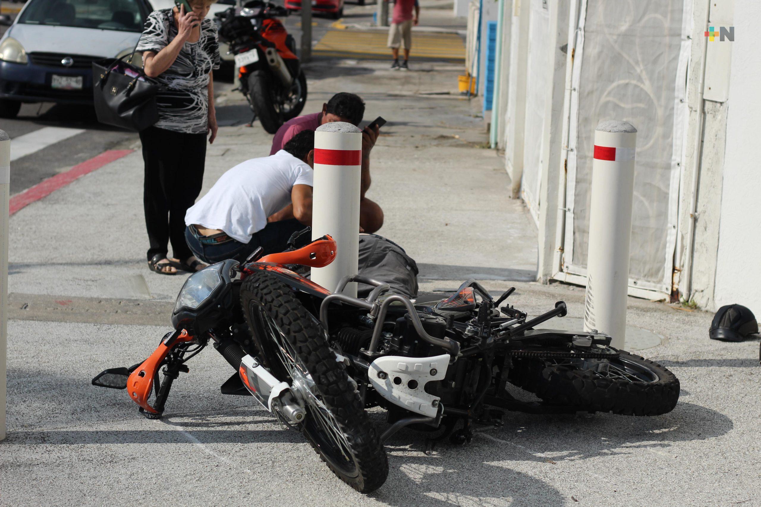 Motociclista se accidenta al impactarse contra señalamiento en Veracruz puerto