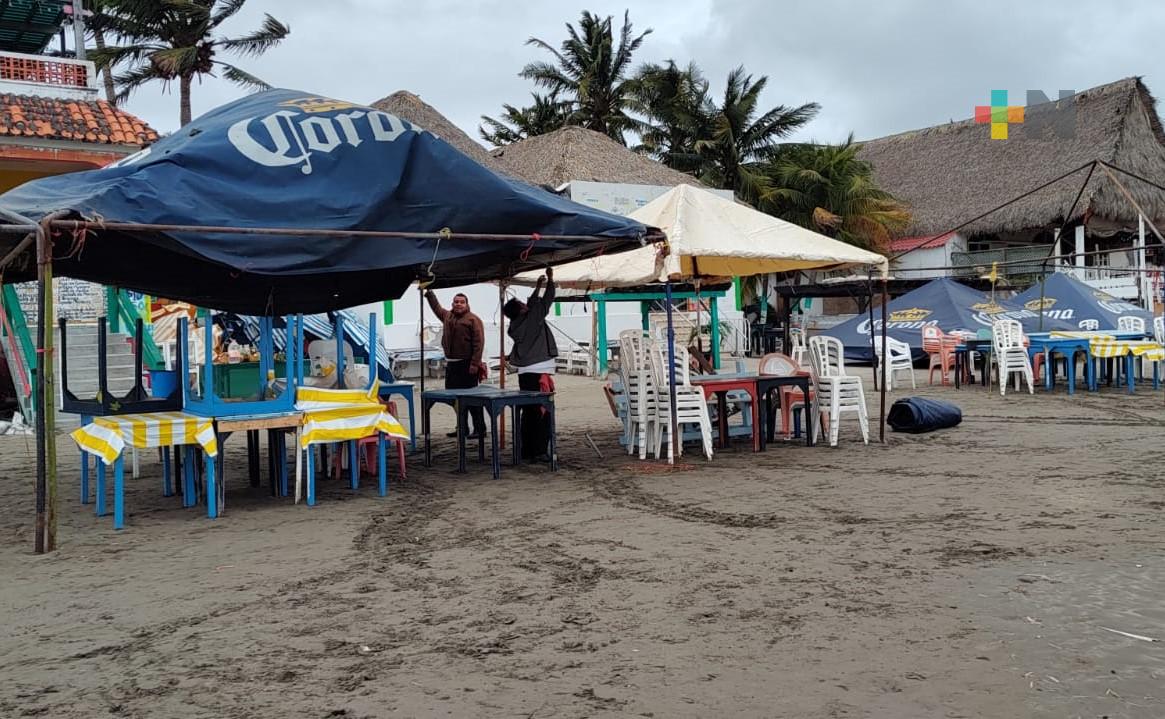 Nortes afectan a prestadores de servicios turísticos de playas de Veracruz puerto