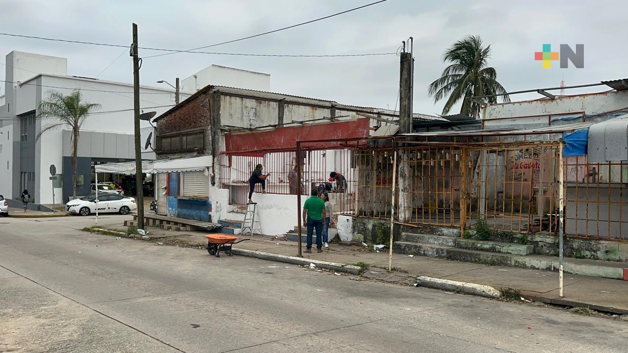 Tras más de 30 años de operación retiran locales de empanadas en Coatzacoalcos