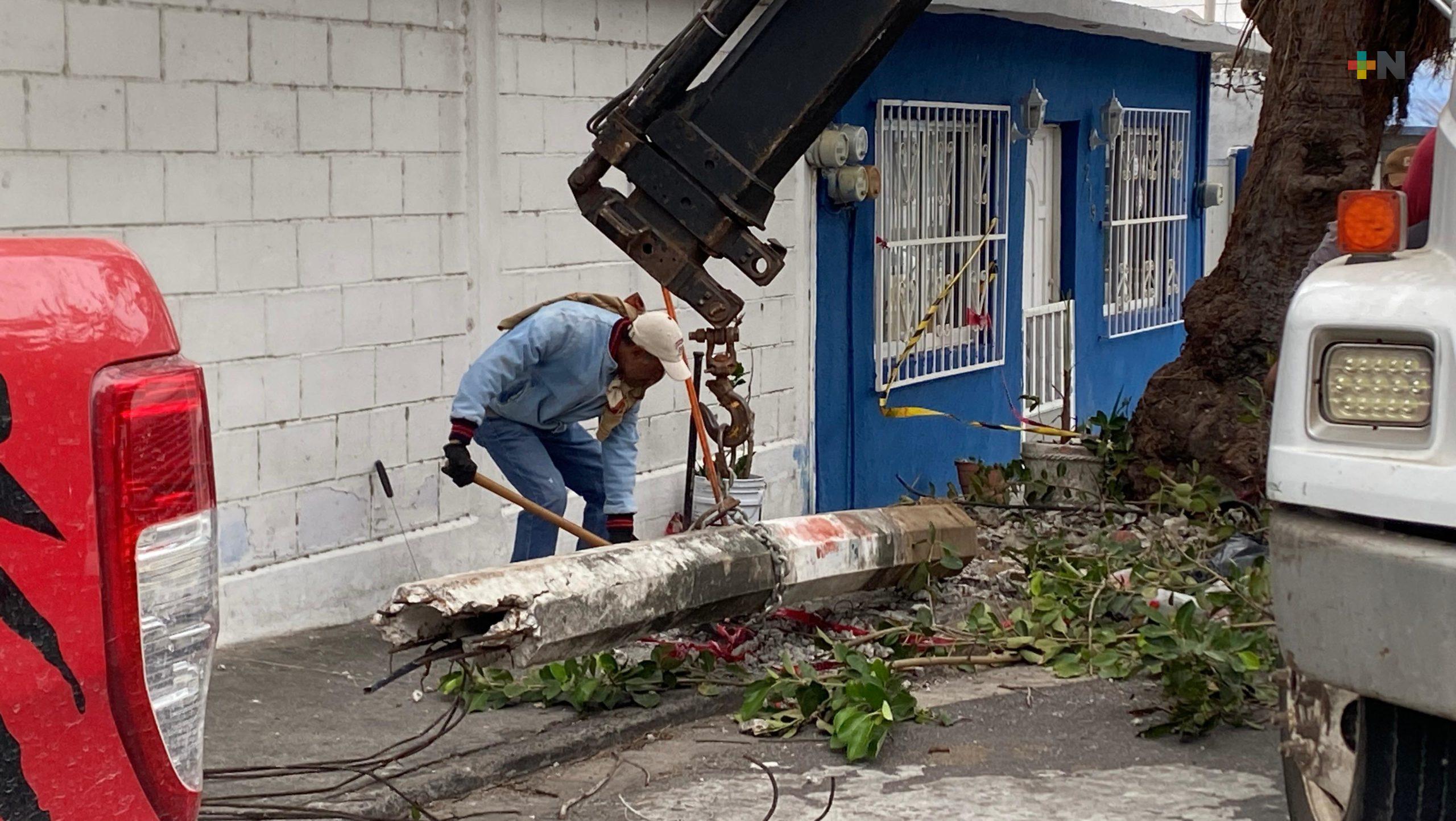 Retiran poste caído tras fuertes rachas de viento