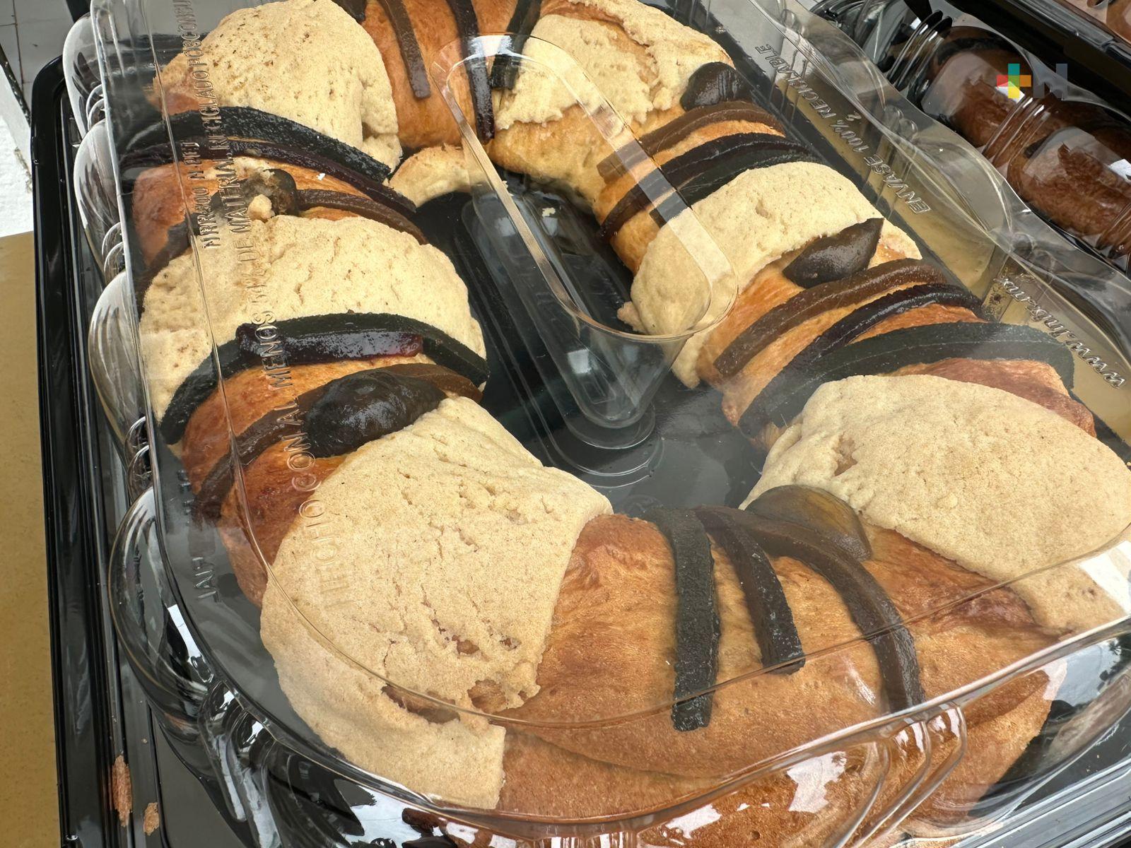 Jóvenes en rehabilitación elaboran rosca de Reyes en Coatzacoalcos