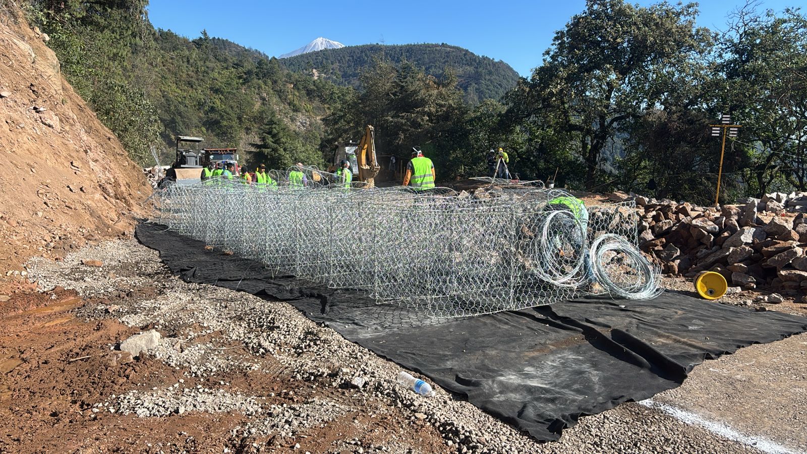 Avanzan trabajos para habilitar camino provisional de Acatzingo-Ciudad Mendoza