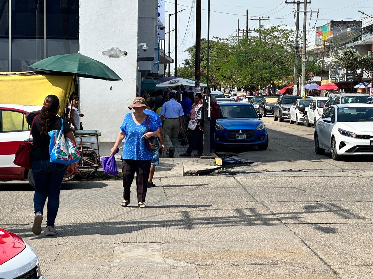 Transeúntes inconformes de que ambulantes ocupen banquetas en Coatzacoalcos