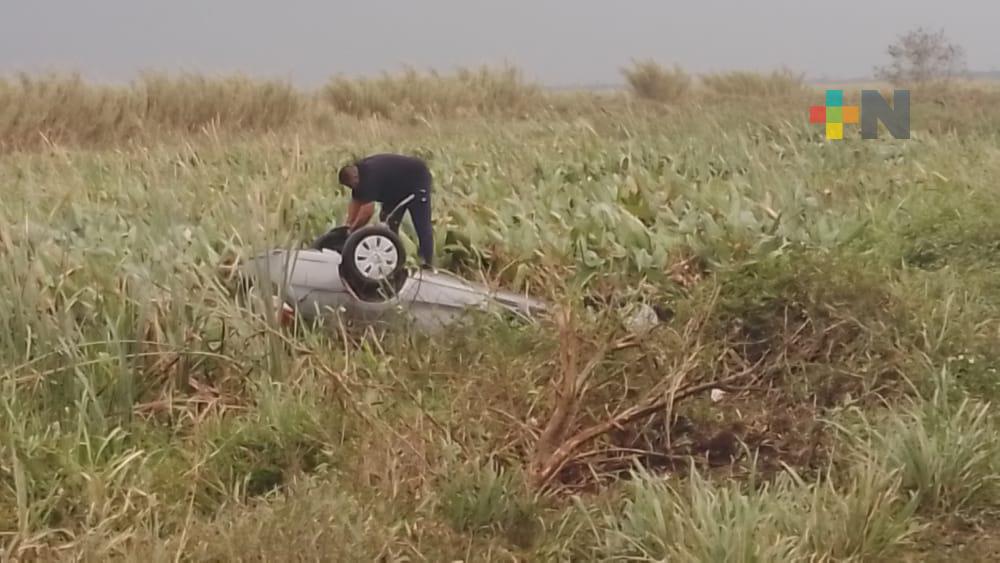 Trabajador de Pemex fallece al caer con su auto en zona pantanosa de carretera