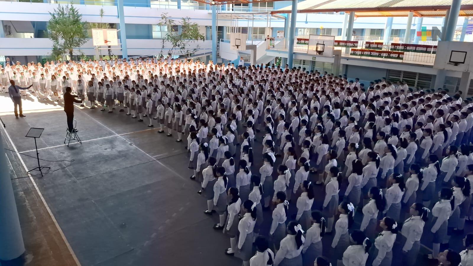Alumnos de secundaria general 5 de Xalapa integraron coro monumental para interpretar el Himno Nacional