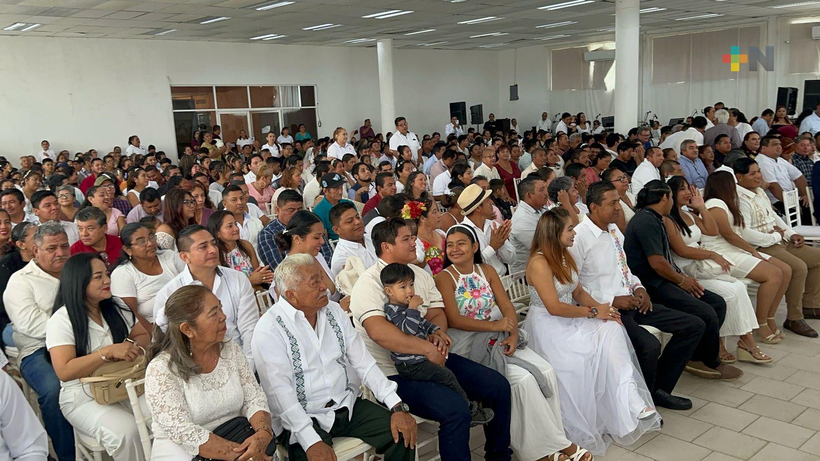 Boda colectiva en Coatza: 259 matrimonios y contrayentes que van de 74 a 18 años