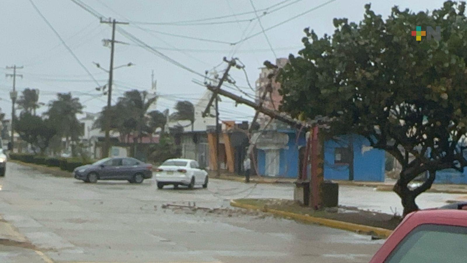 Caída de poste deja sin energía a casi una veintena de manzanas en Coatzacoalcos