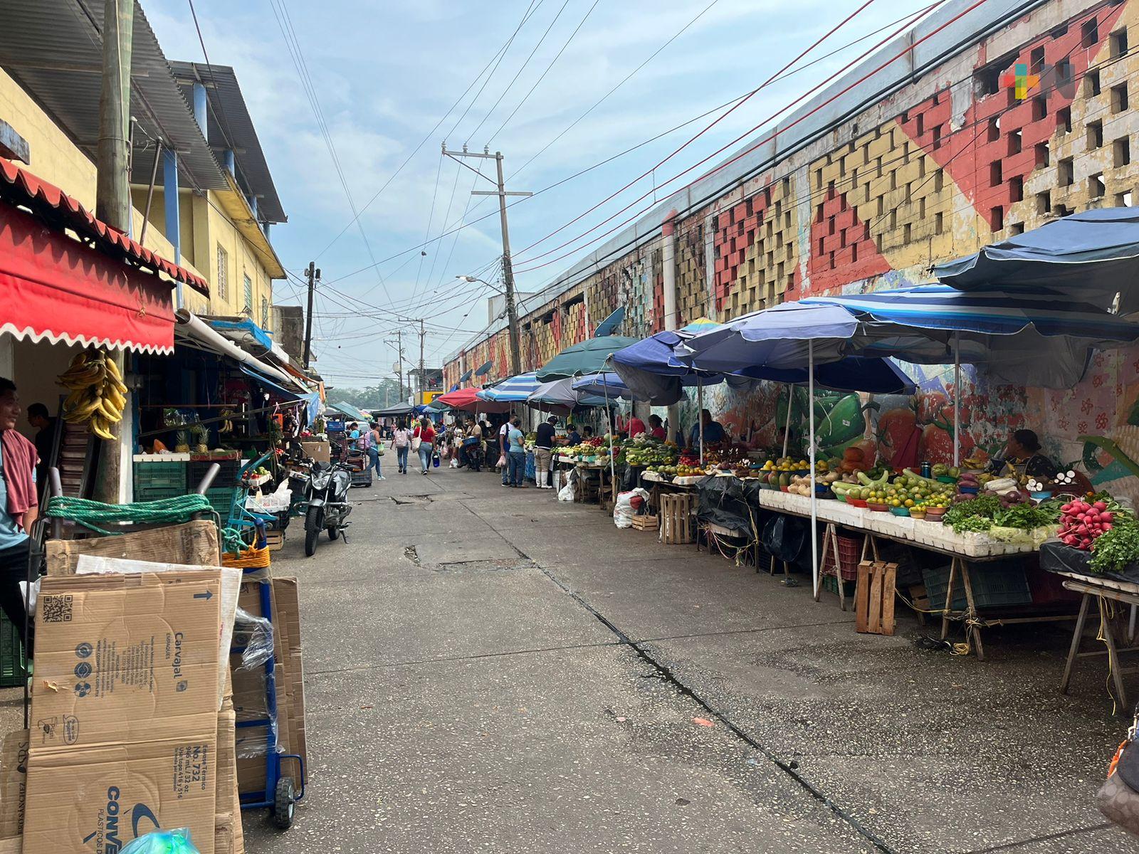 Puestos externos de mercados son una tradición en Minatitlán