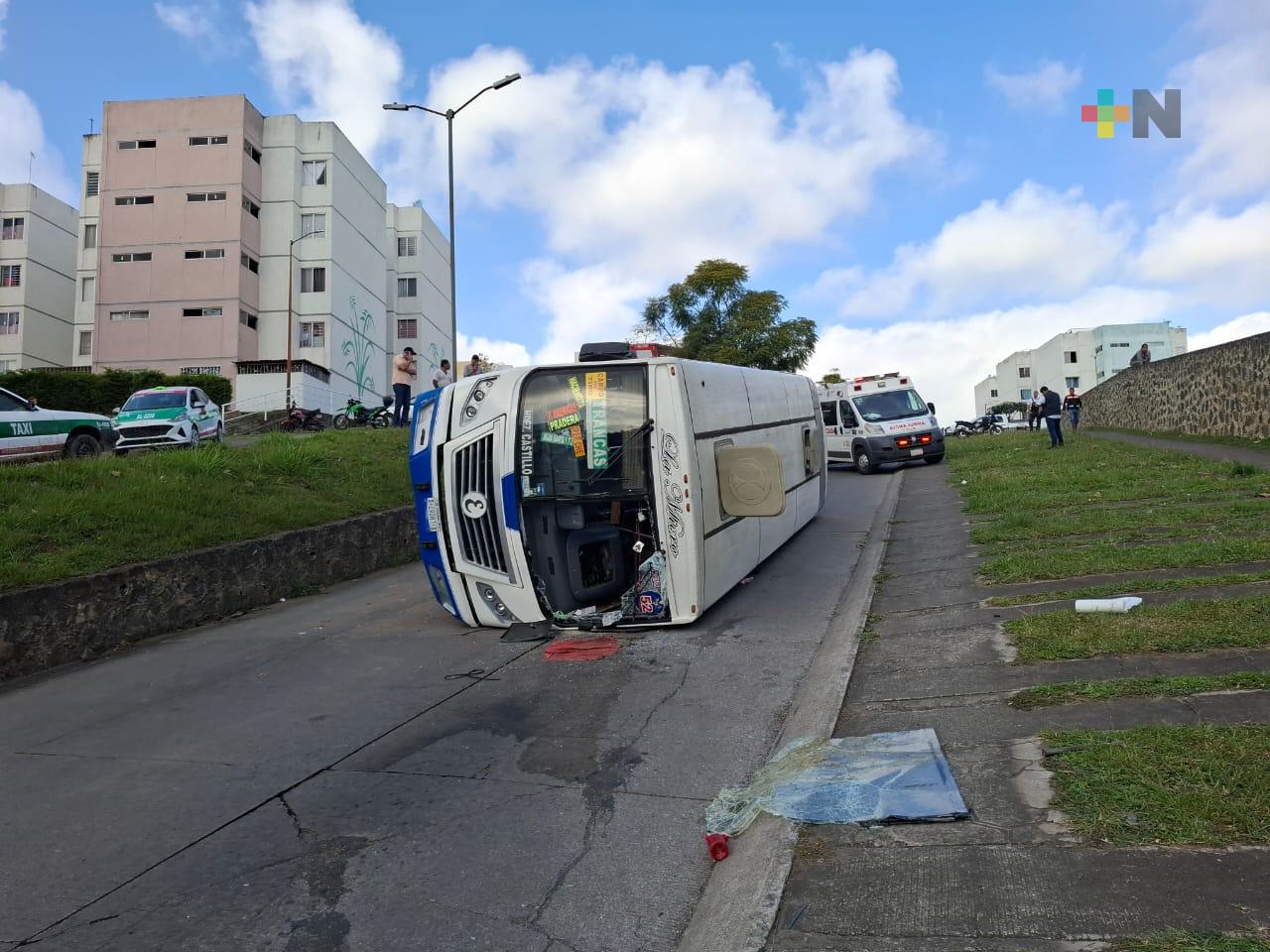 Vuelca autobús cerca de Xalapa; ocho lesionados