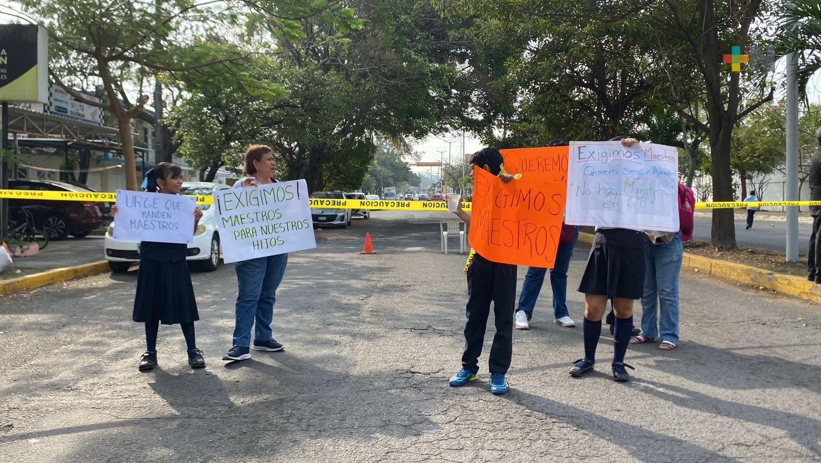 Continúa manifestación de padres de familia exigen docentes para primaria