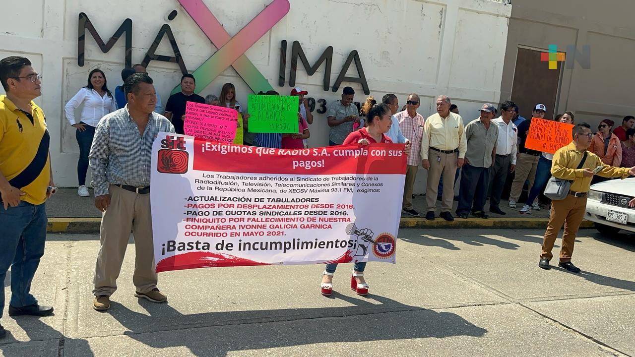 Con manifestación, empleados de empresa radiofónica exigen pagos