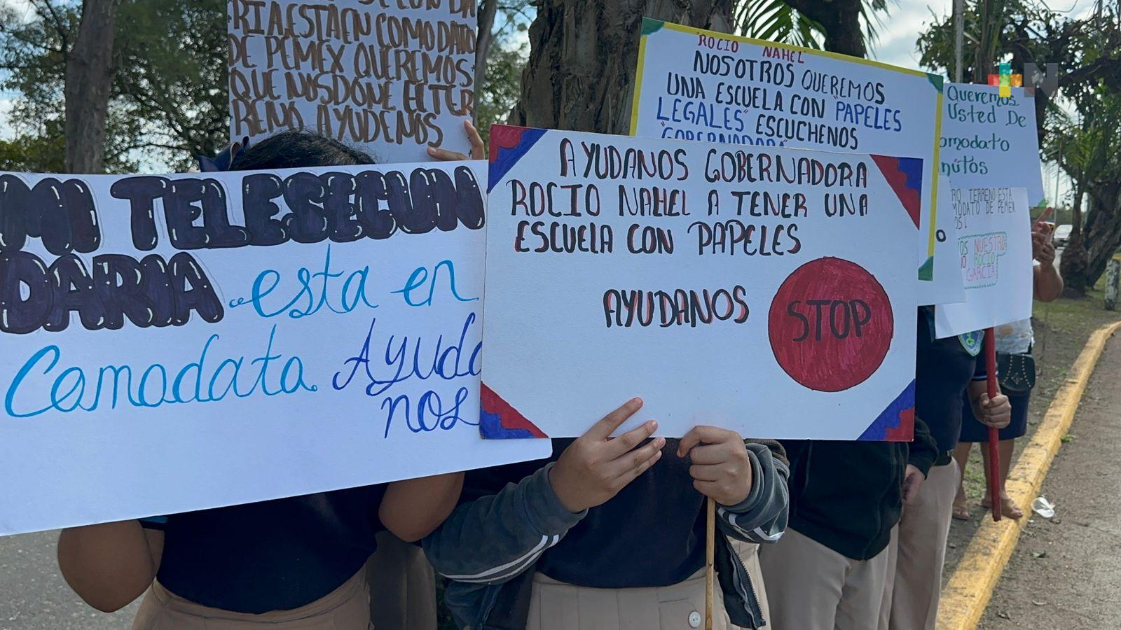 Estudiantes y maestros piden a gobernadora Rocío Nahle donación de terreno