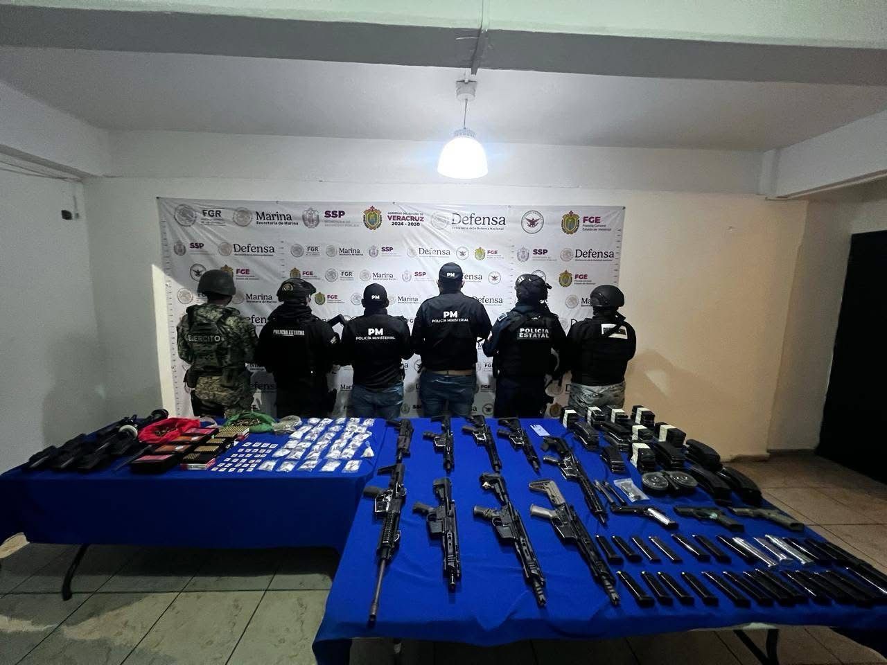 Elementos de seguridad aseguran armas y drogas en domicilio de Coatzacoalcos