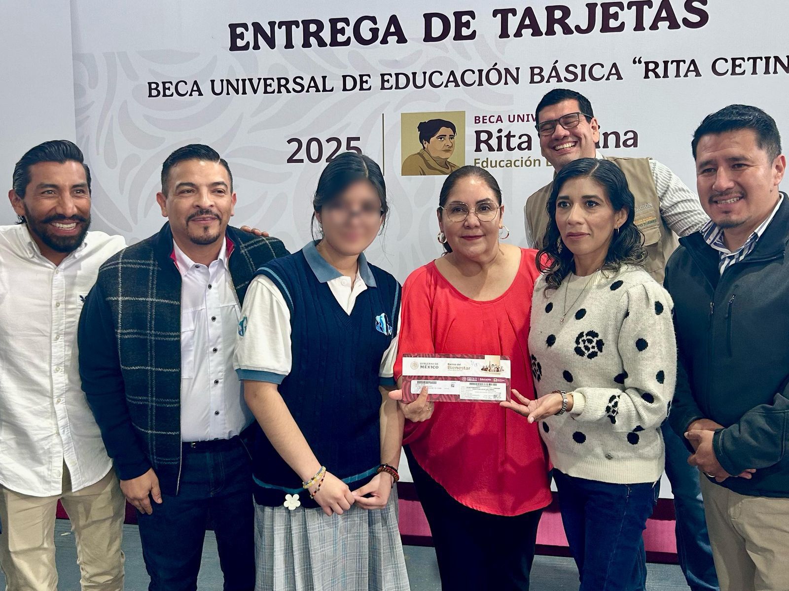 Entregan mil 470 tarjetas de la beca Rita Cetina en Xalapa
