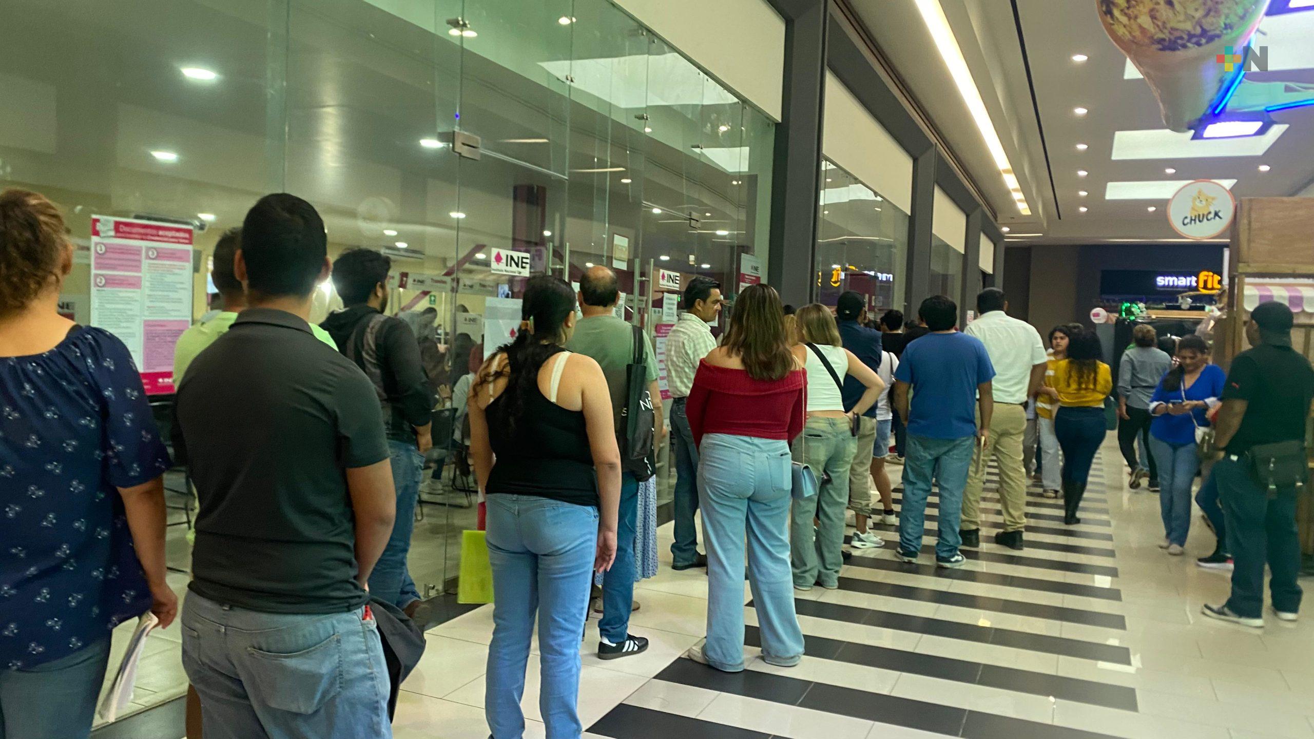 Afluencia considerable en módulos del INE de Veracruz puerto