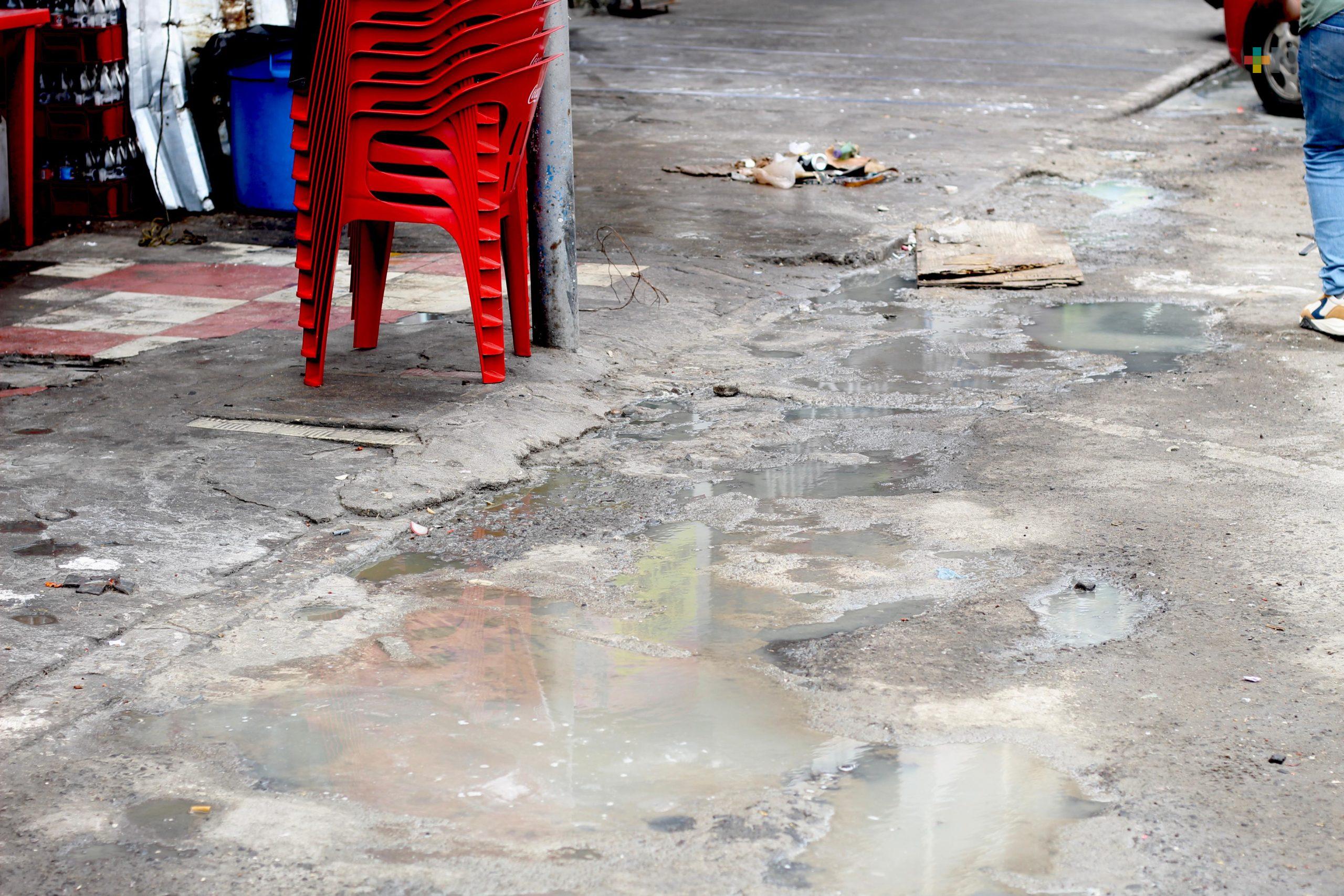 Denuncian falta de alcantarillado en calle Hernán Cortés de Veracruz puerto