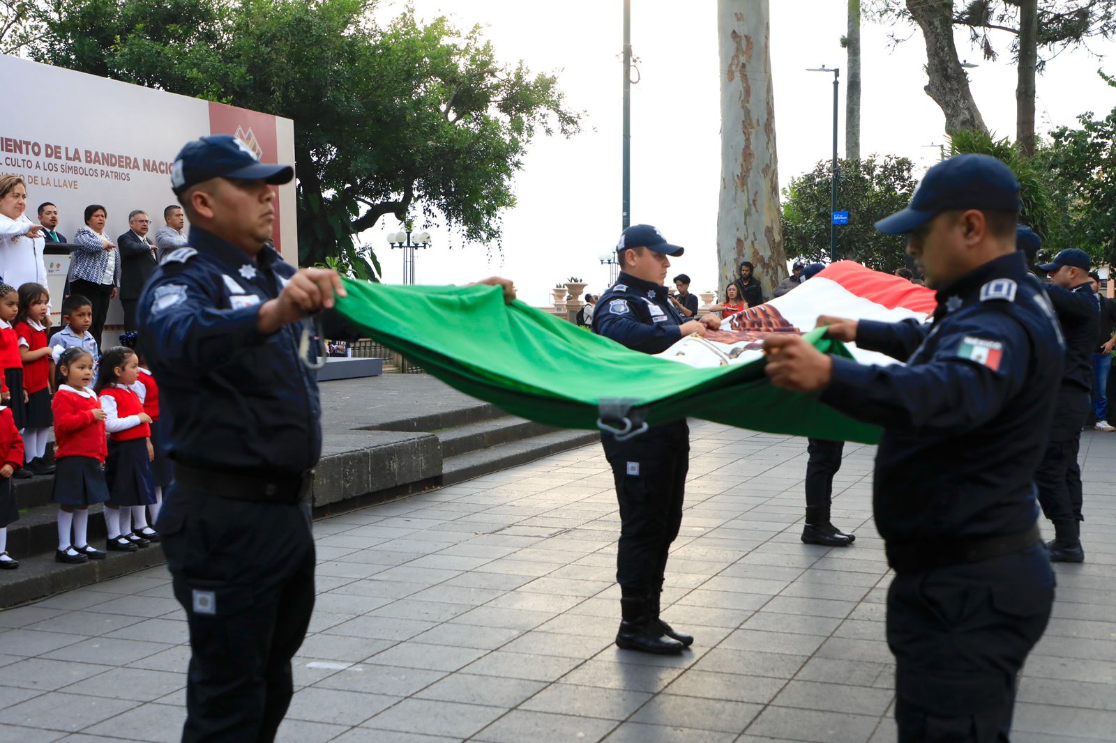 En Xalapa, con patriotismo y civismo realizan acto solemne de arriamiento de Bandera