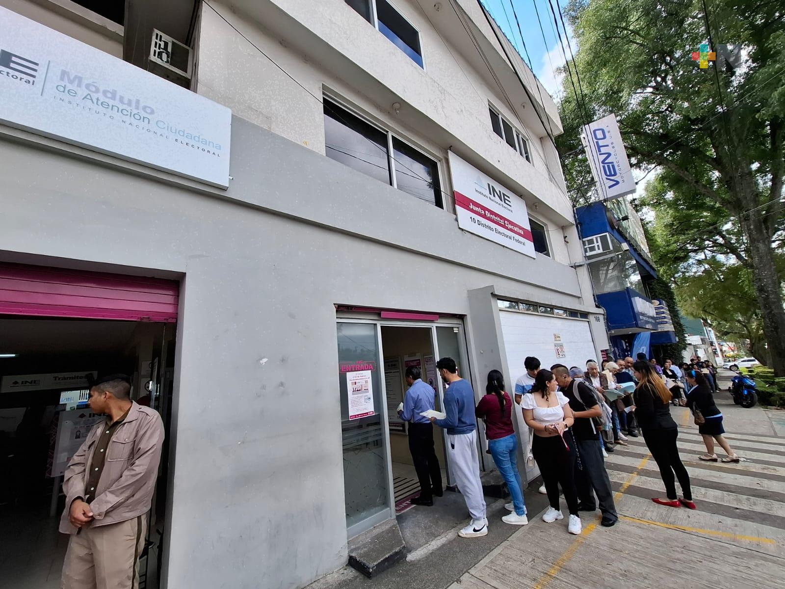 Largas filas en INE Xalapa para renovar o tramitar credencial para votar