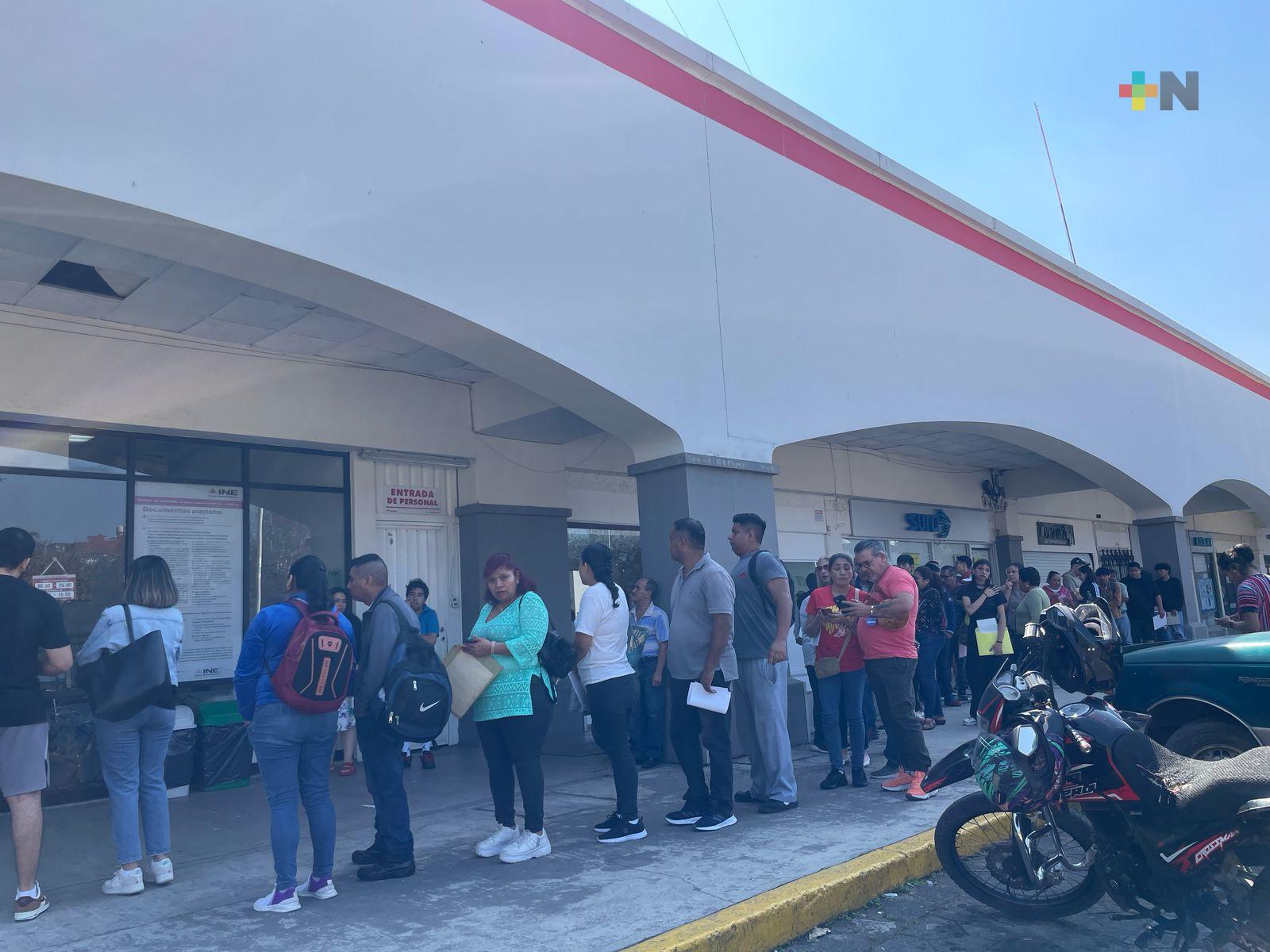 Xalapeños madrugan para tramitar credencial de elector