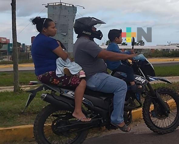 En Coatzacoalcos, ciudadanos utilizan motos como combis