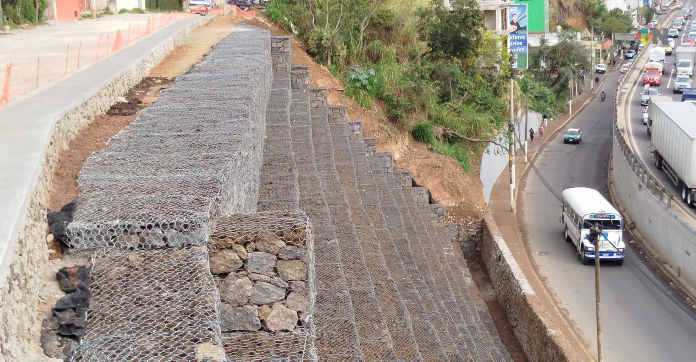Listo muro de contención a un costado del puente Macuiltepetl en Xalapa