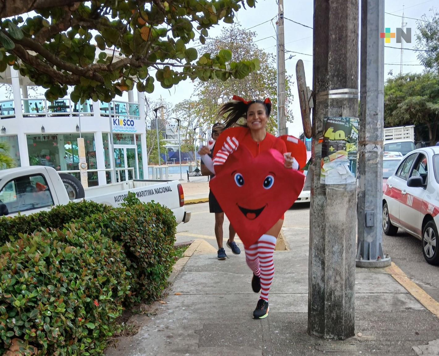 Miriam regala paletas y abrazos en zona de lanchas de Coatzacoalcos este 14 de febrero