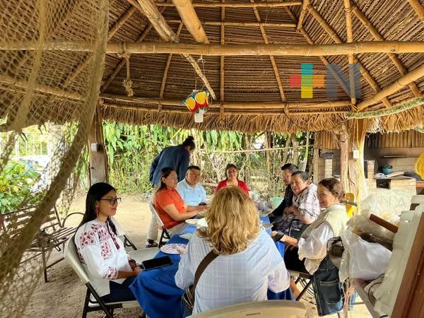 Natalia Lafourcade visita Jáltipan y destaca importancia de enseñar son jarocho en la comunidad