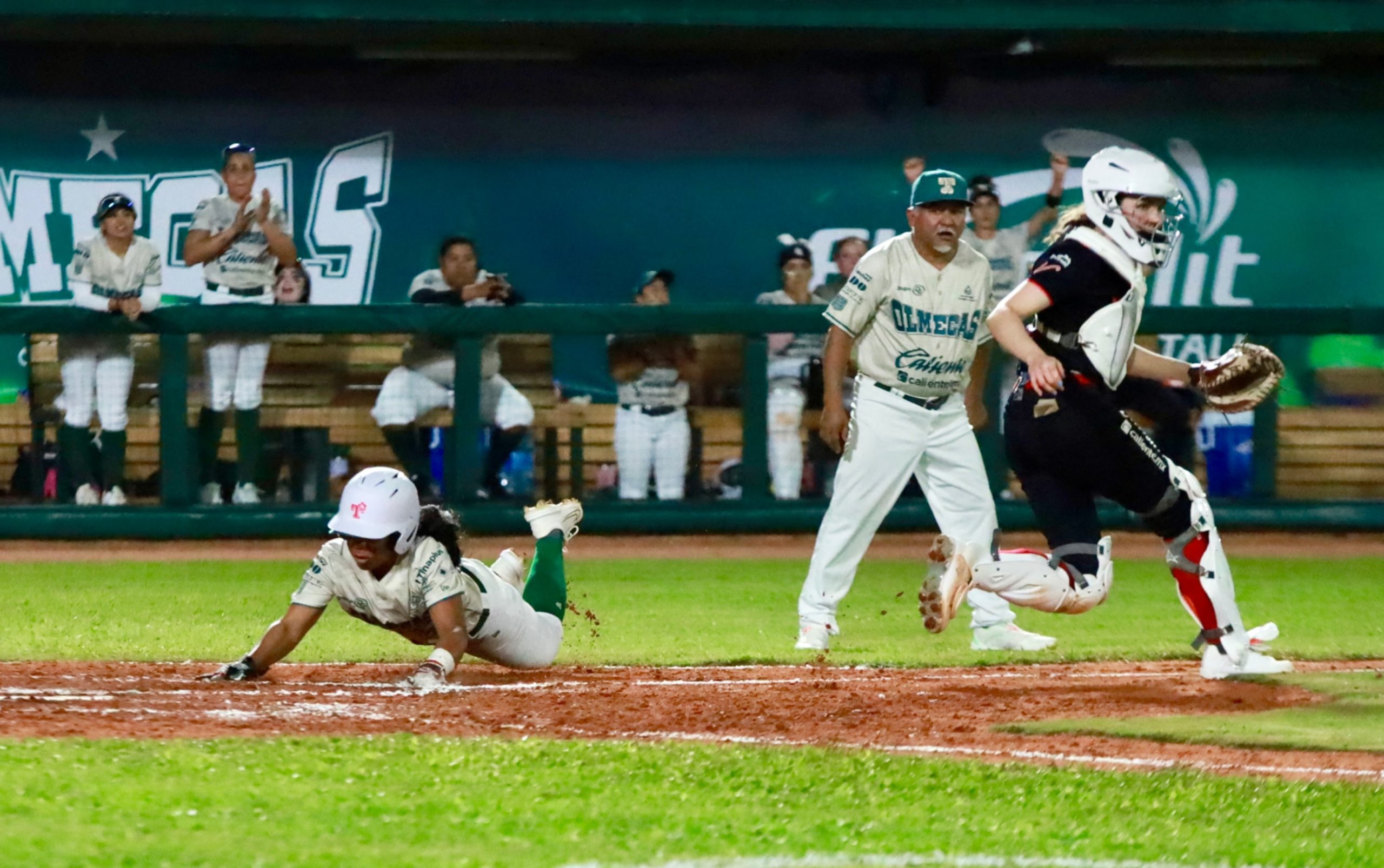 Olmecas tunde a El Águila en el inicio de la serie