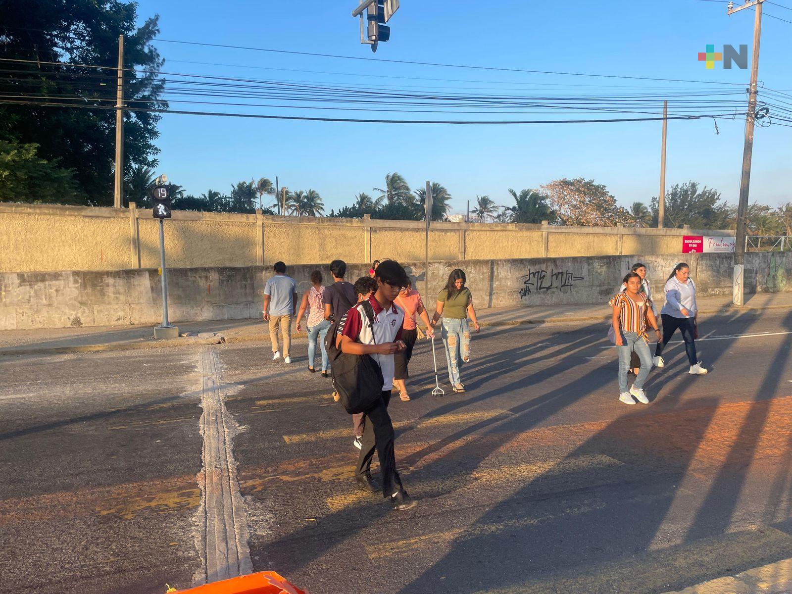 En Coatzacoalcos ciudadanos no toman precauciones al pasar avenidas