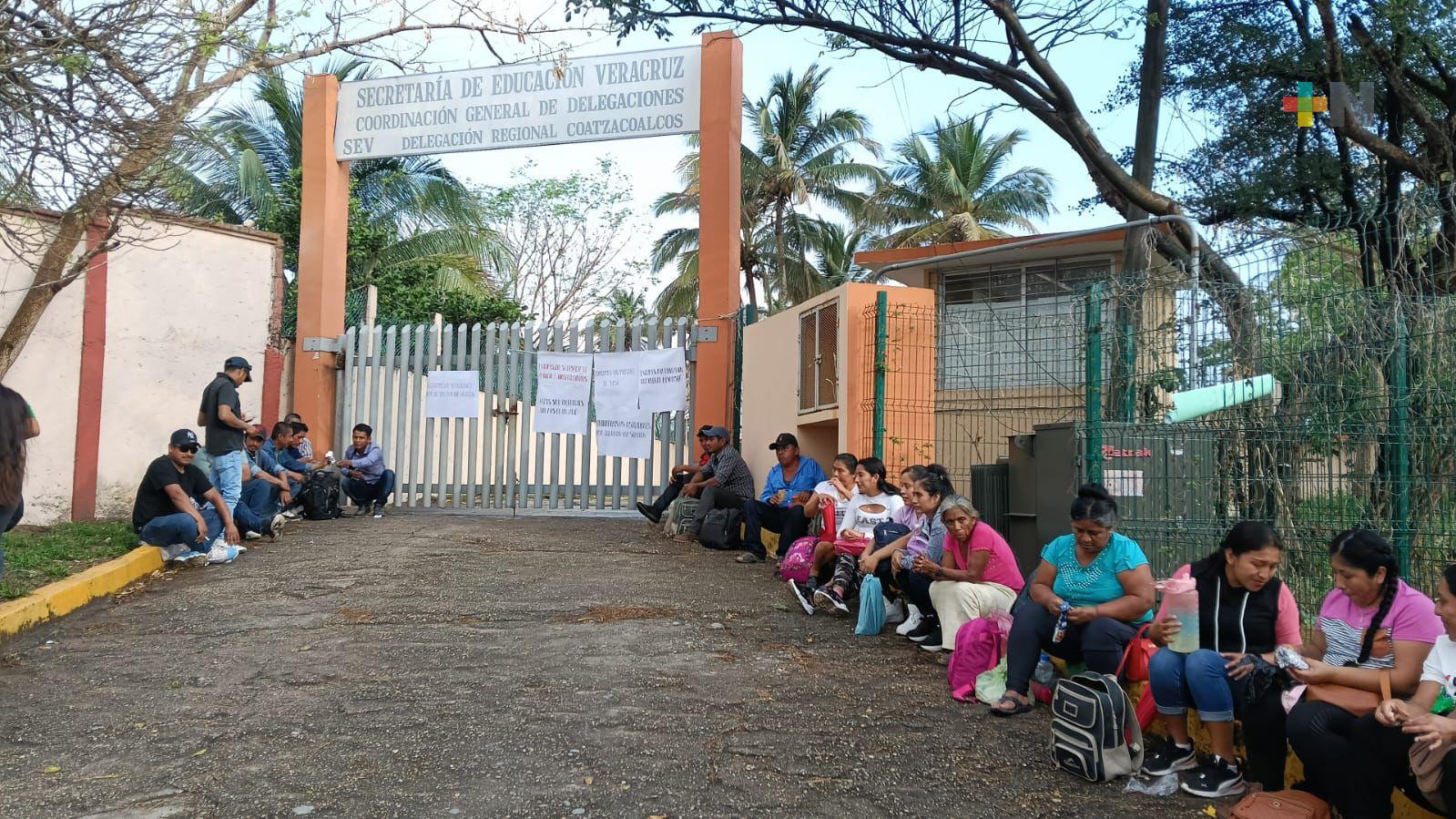 En forma pacífica, padres piden docente para primaria de Las Choapas